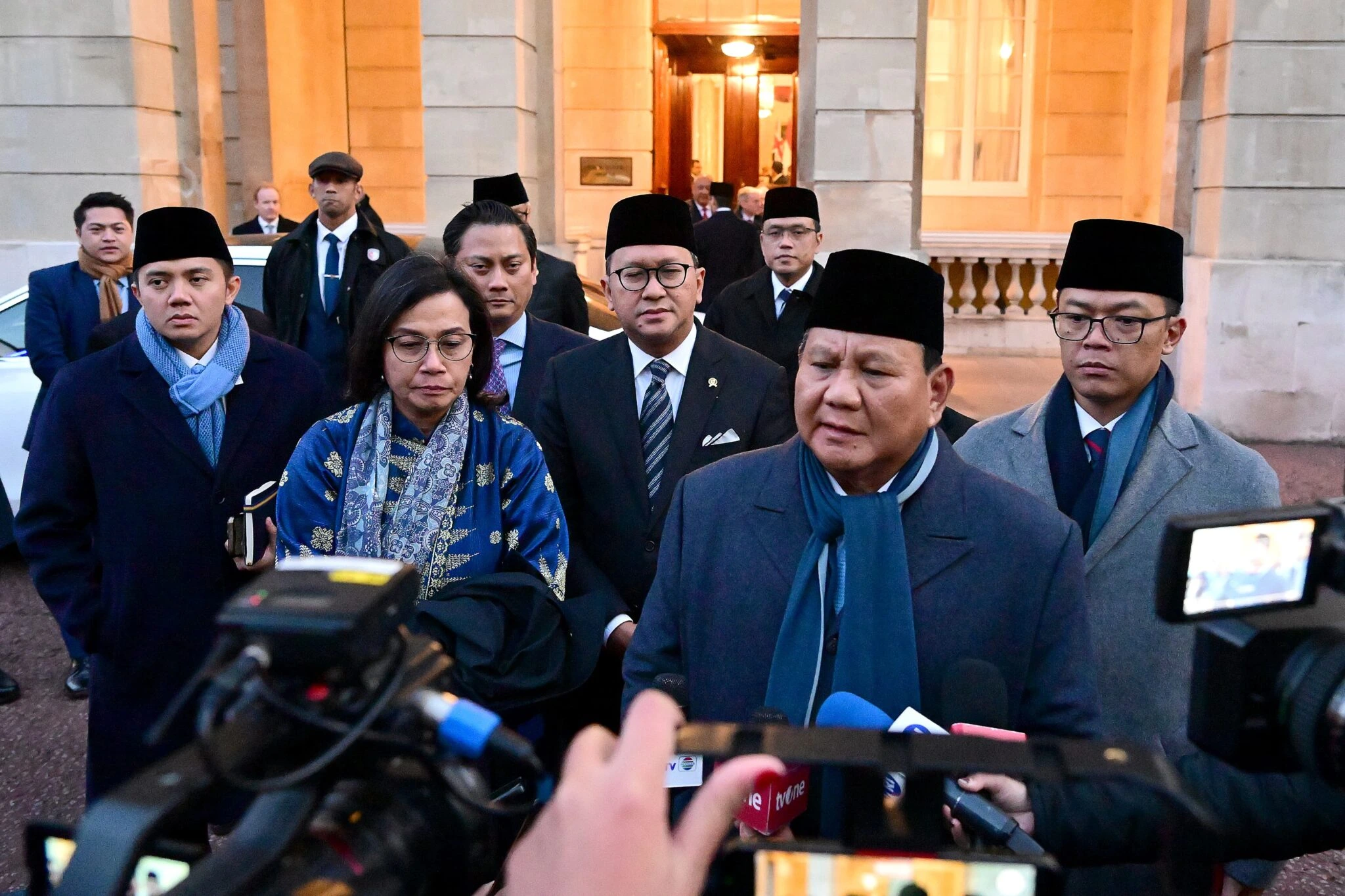 Presiden Prabowo Subianto didampingi Menkeu Sri Mulyani saat melakukan lawaran ke luar negeri.(Setkab)