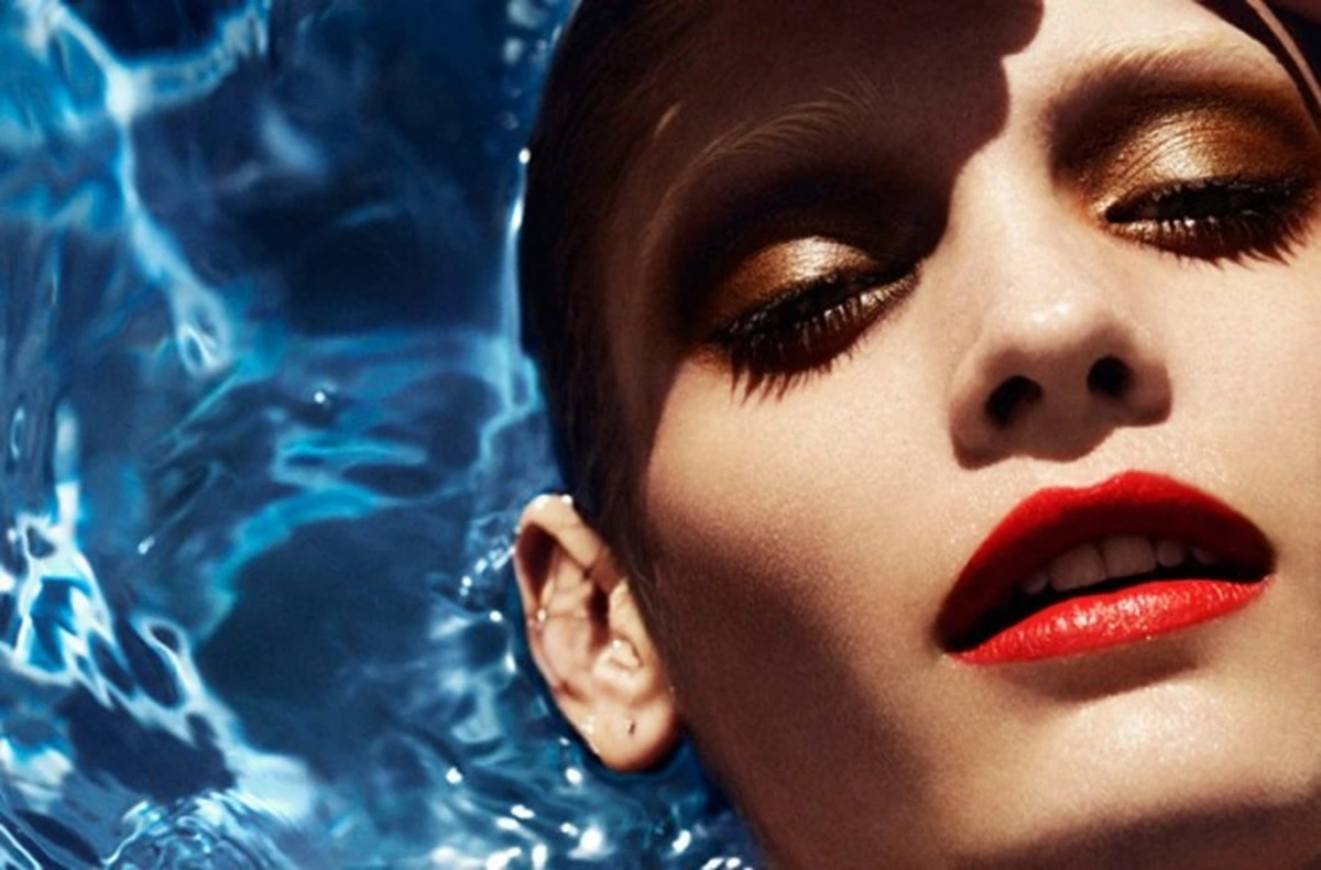 Tampilan jeweled make-up untuk Natal 2024.