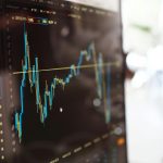 Memantau pergerakan saham.(Pexel)