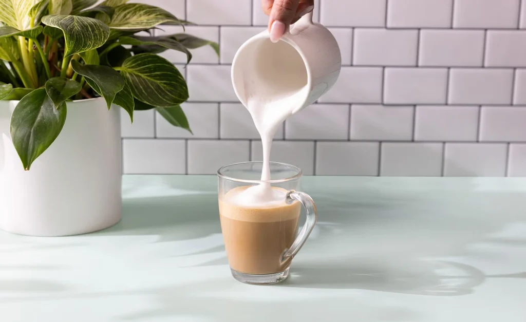 Latte, minuman berbasis espresso dengan susu.(Starbucks)