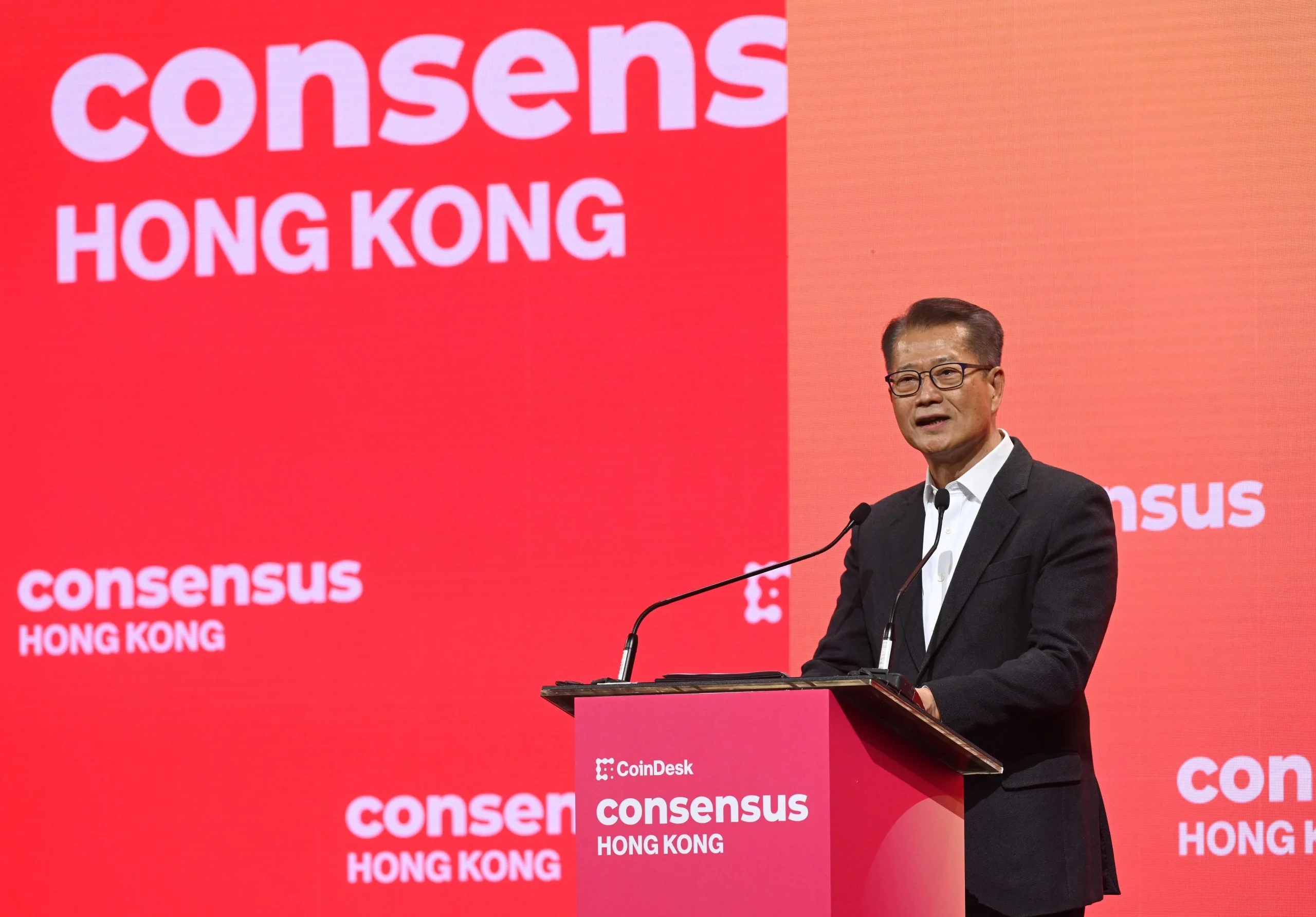 Sekretaris Keuangan, Paul Chan, berbicara di Consensus Hong Kong 2025