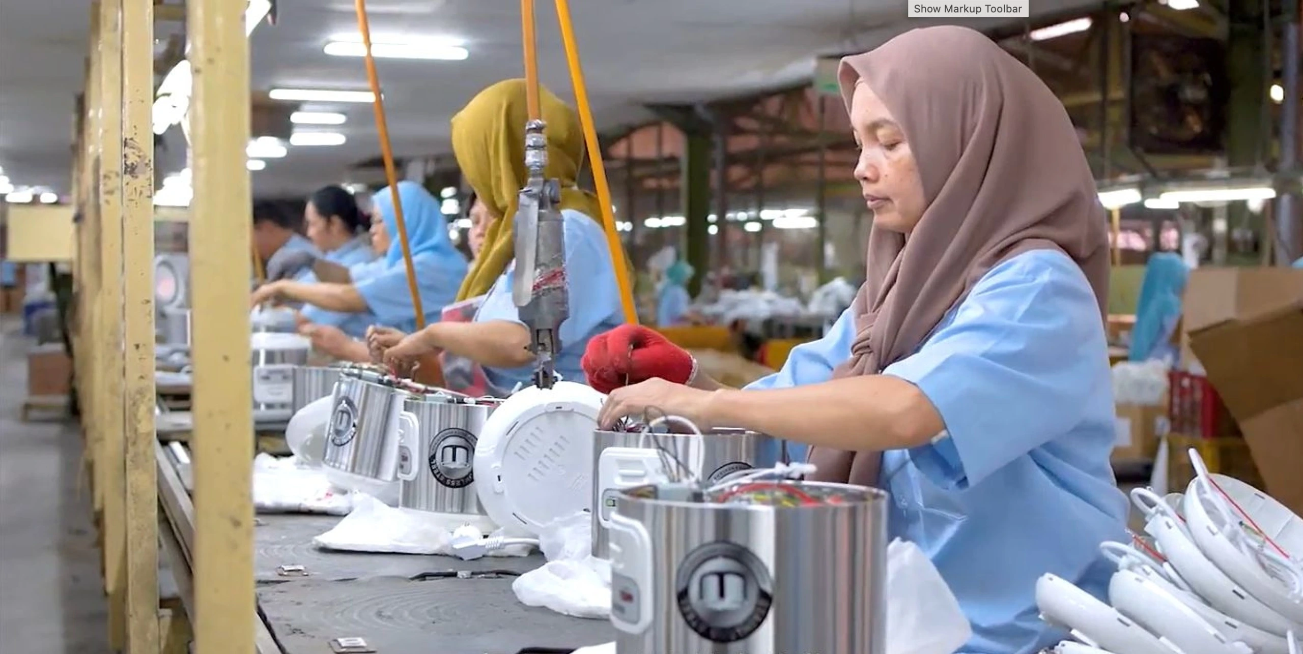 Pekerja di pabrik Maspion.