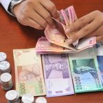 Teller menghitung uang Rupiah dengan berbagai pecahan.(Kemenkeu).