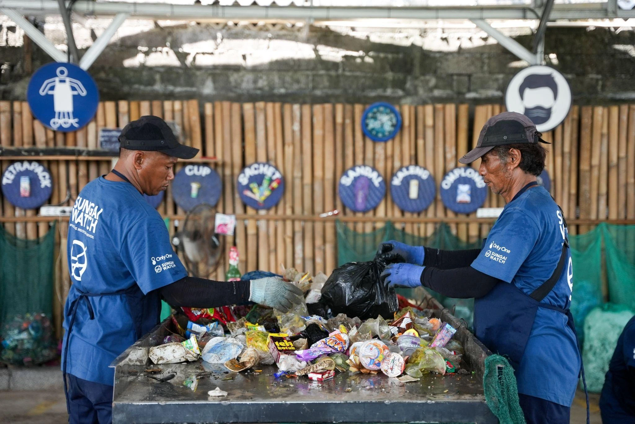 Sungai Watch merupakan sebuah organisasi lingkungan di Indonesia yang berdedikasi untuk mengatasi masalah polusi plastik di sungai.