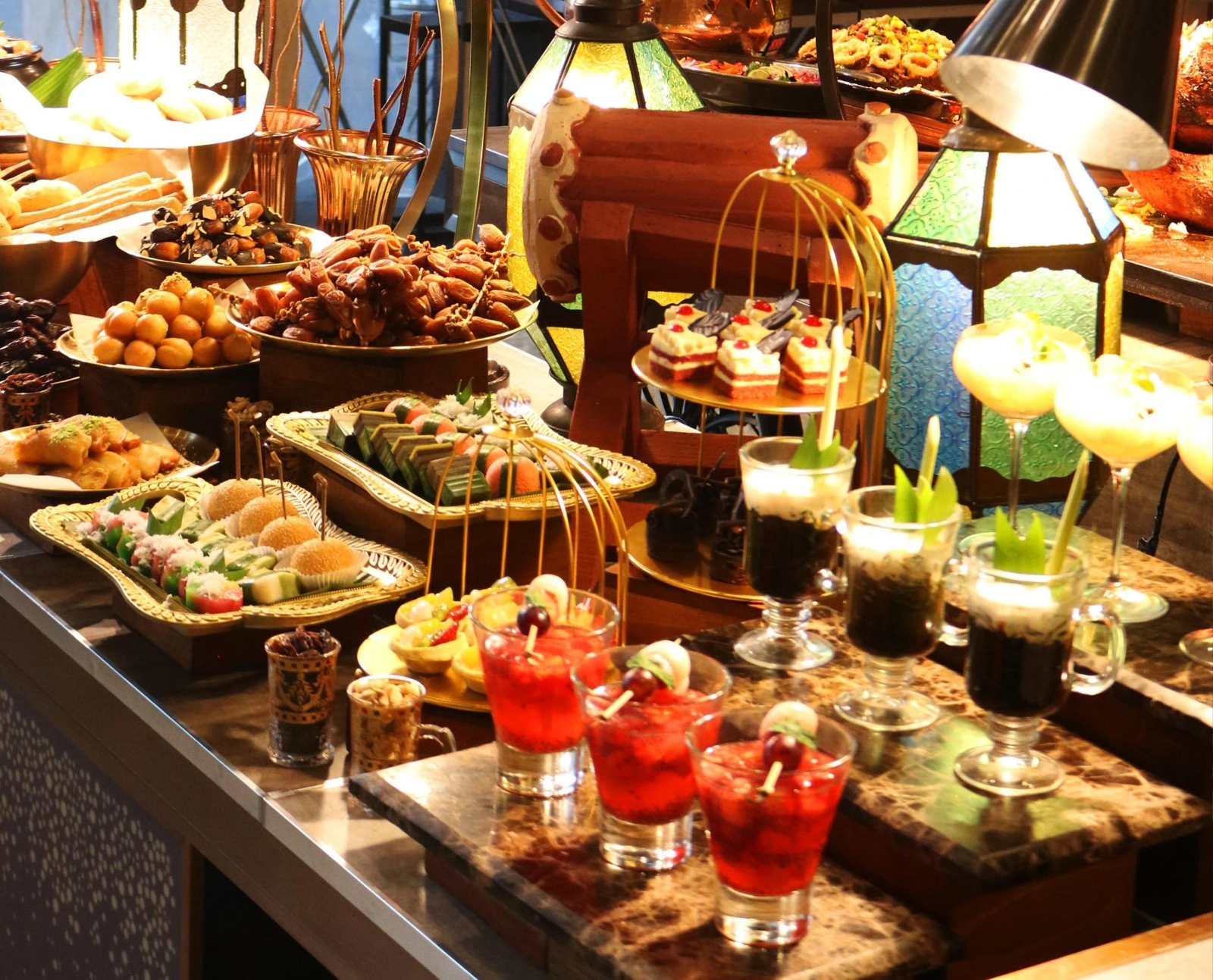 sajian penutup lokal seperti kolak pisang dan es cendol.