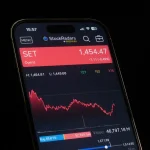 Memantau pergerakan saham.(Pexel)
