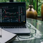 Memantau pergerakan saham.(Pexel)