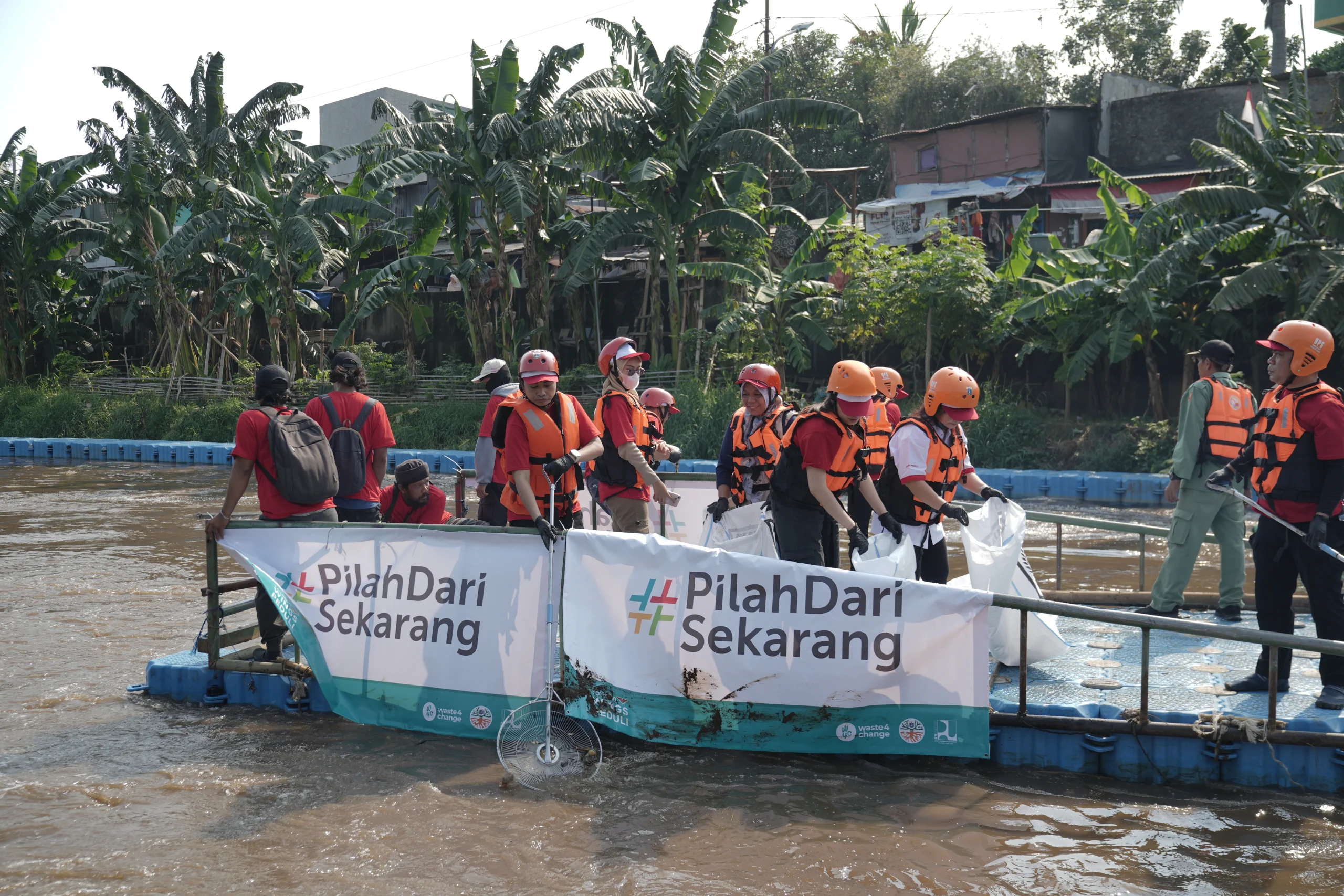 Aksi Bersih Sungai Ciliwung WINGS Kumpulkan 592,4 Kg Sampah