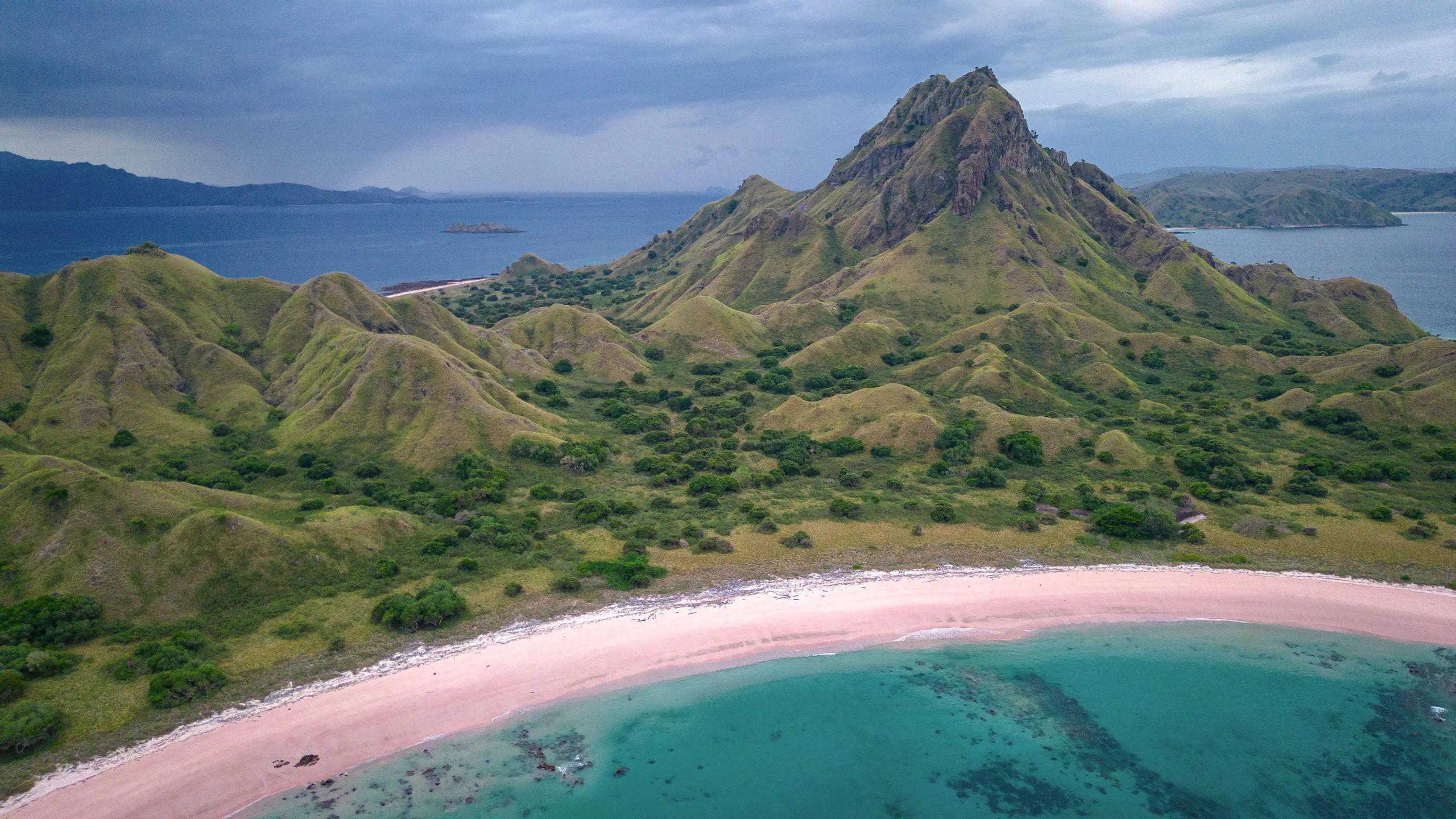 Struktur Pulau Padar mirip seperti lokasi syuting film Jurassic Park,