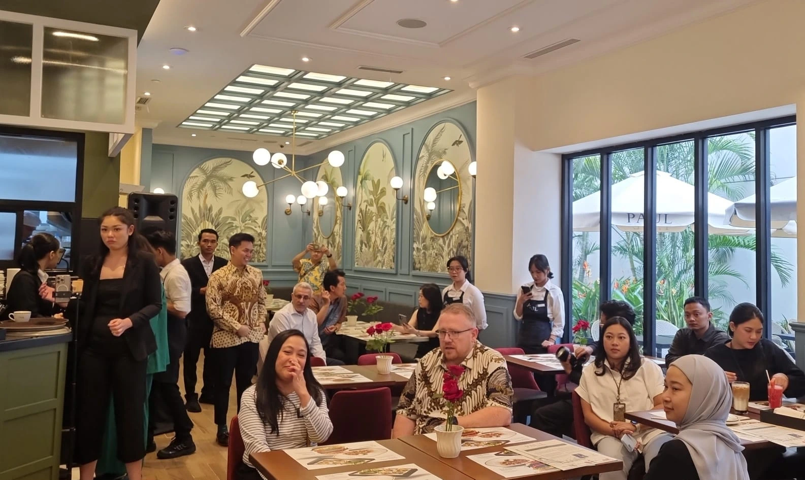 PAUL Plaza Senayan memiliki keunikan tersendiri dibandingkan gerai lainnya. Dengan desain modern yang lebih cerah dan berwarna