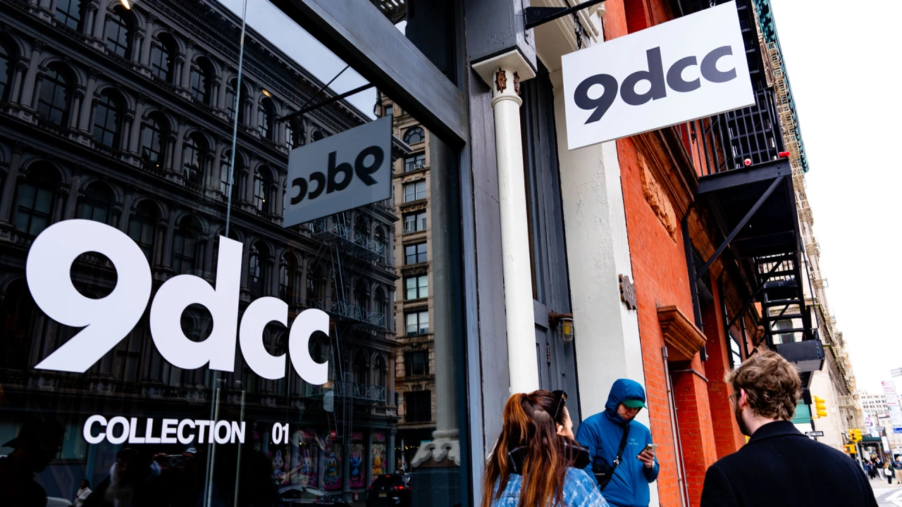 Perusahaan fashion mewah dan produk yang terhubung dengan Non-Fungible Token (NFT), 9dcc