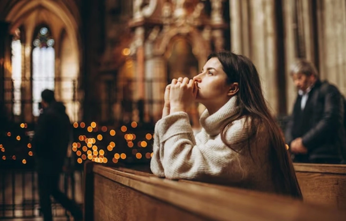 Makeup Nuansa Liturgi Emas dan Putih, Cocok untuk Kebaktian Kenaikan Yesus Kristus