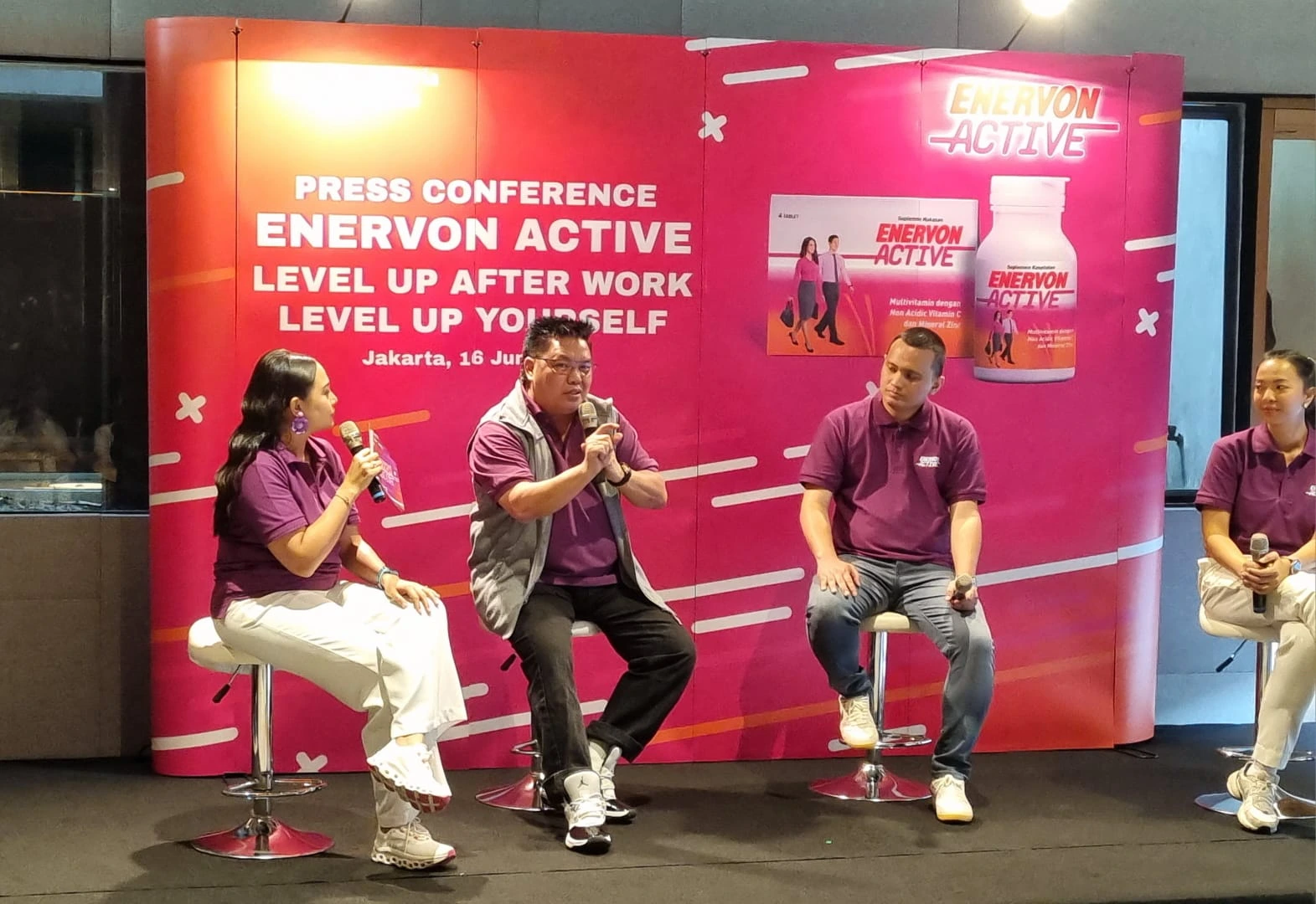 Konferensi pers Level Up After Work with Enervon, Senin (16/6/2025).