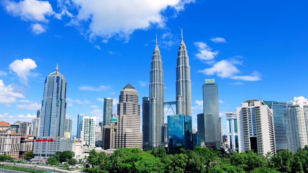 Menara Petronas di Malaysia.