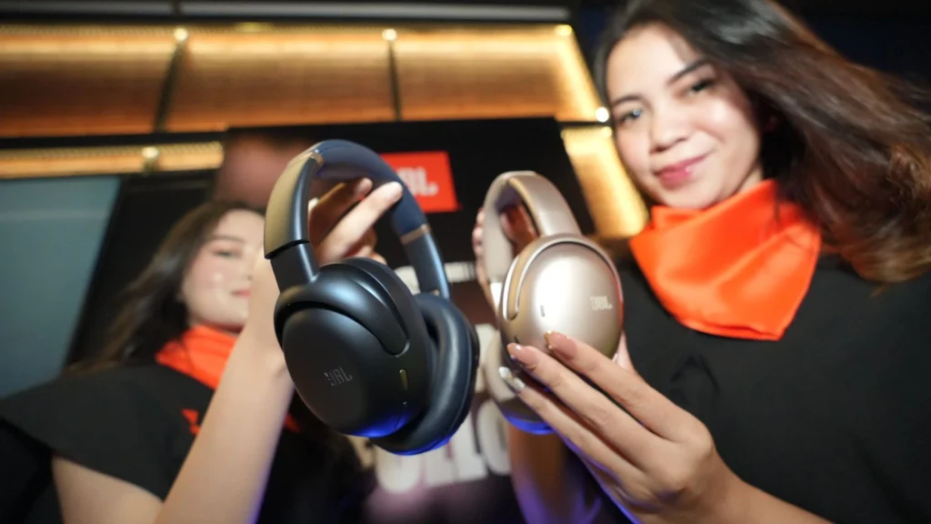 JBL Tour One M3 Smart Tx adalah headphone over-ear flagship terbaru dari JBL yang resmi diluncurkan di Indonesia