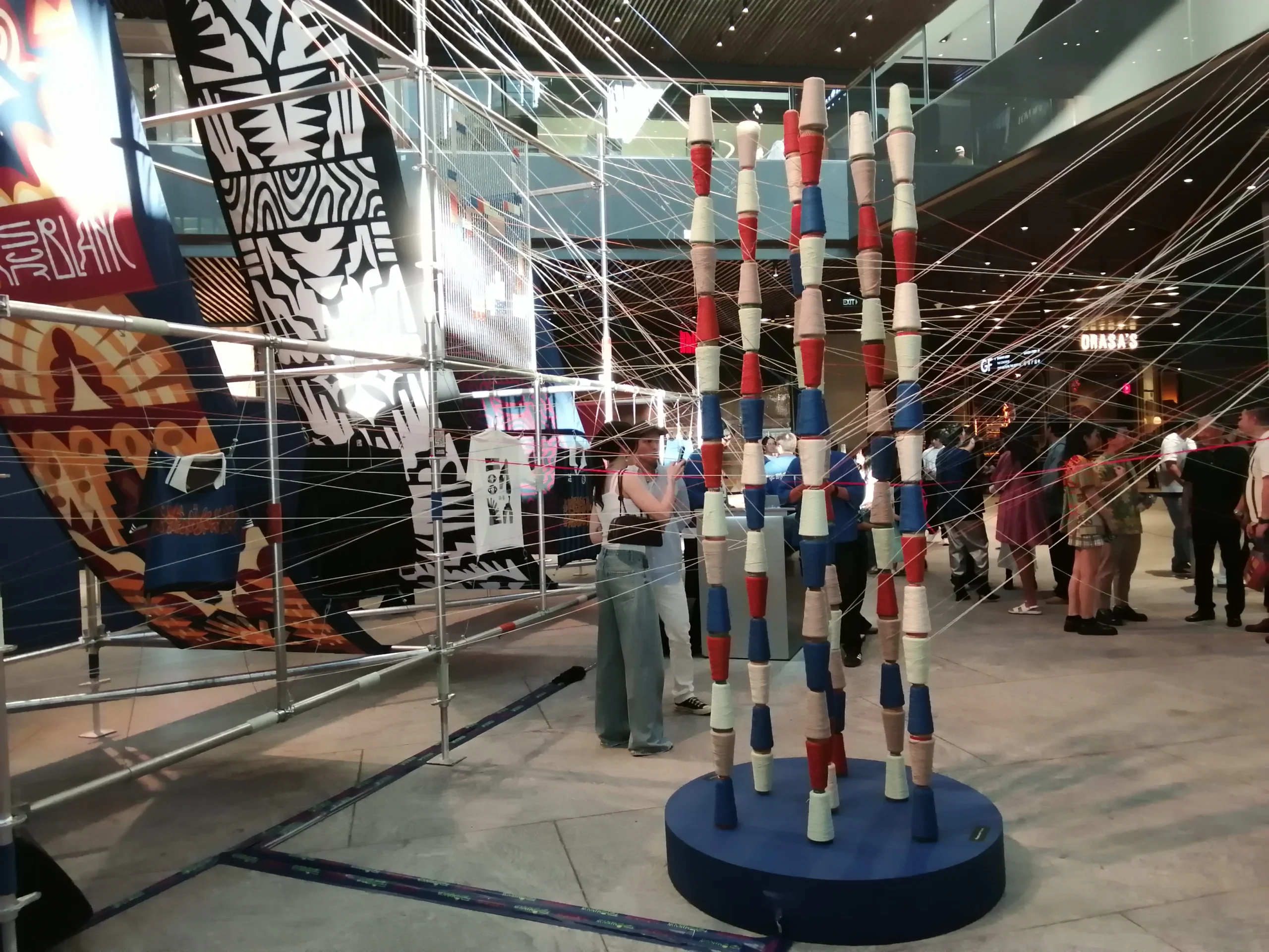 Pameran kolaboratif antara Noir Sur Blanc dan seniman visual Popomangun, perayaan seni tekstil dan ekspresi diri yang berlangsung di ASHTA District 8