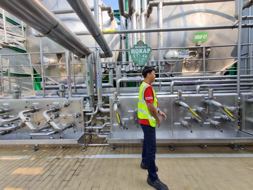 Heineken menyebut ragi harus “dibuat bahagia” sebelum proses fermentasi dimulai.