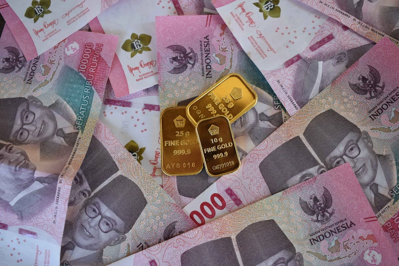 Ilustrasi tabungan uang dan emas.(Pexel)