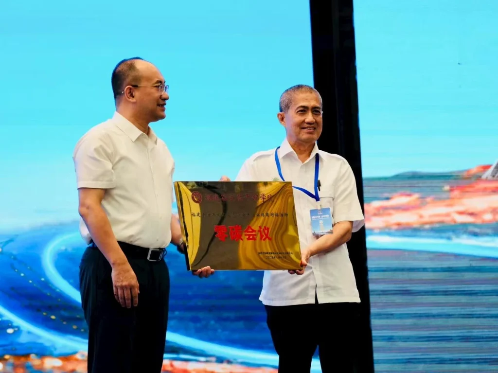 Ketua Umum ARLI , Safari Azis Menyerahkan Plakat Zero Carbon kepada Penyelenggara Acara, The Fujian Gu Wenchang Cadre College. Fujian, China – 16–17 Agustus 2025.(ARLI)