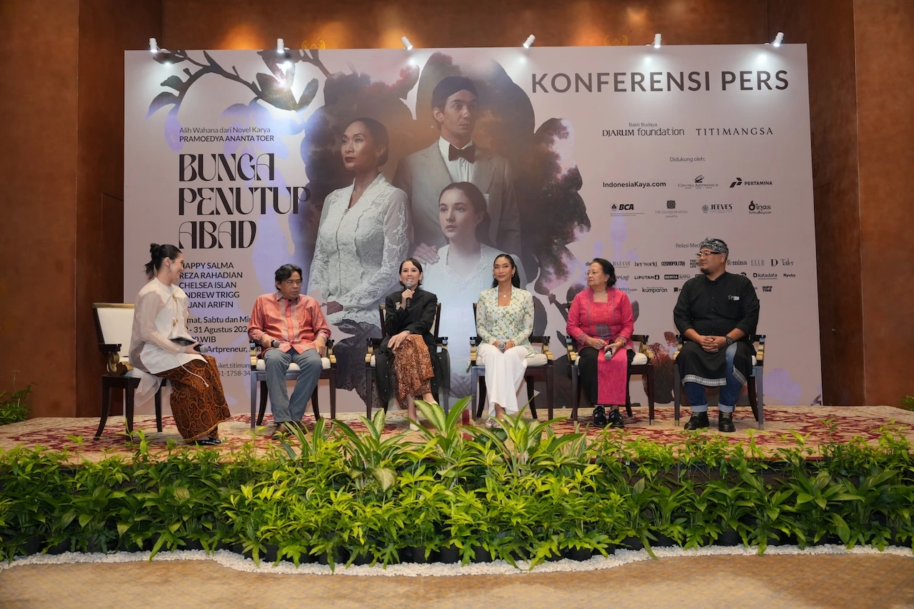 Para pemain dan sutradara Teater Bunga Penutup Abad dalam keterangan pers di Jakarta.