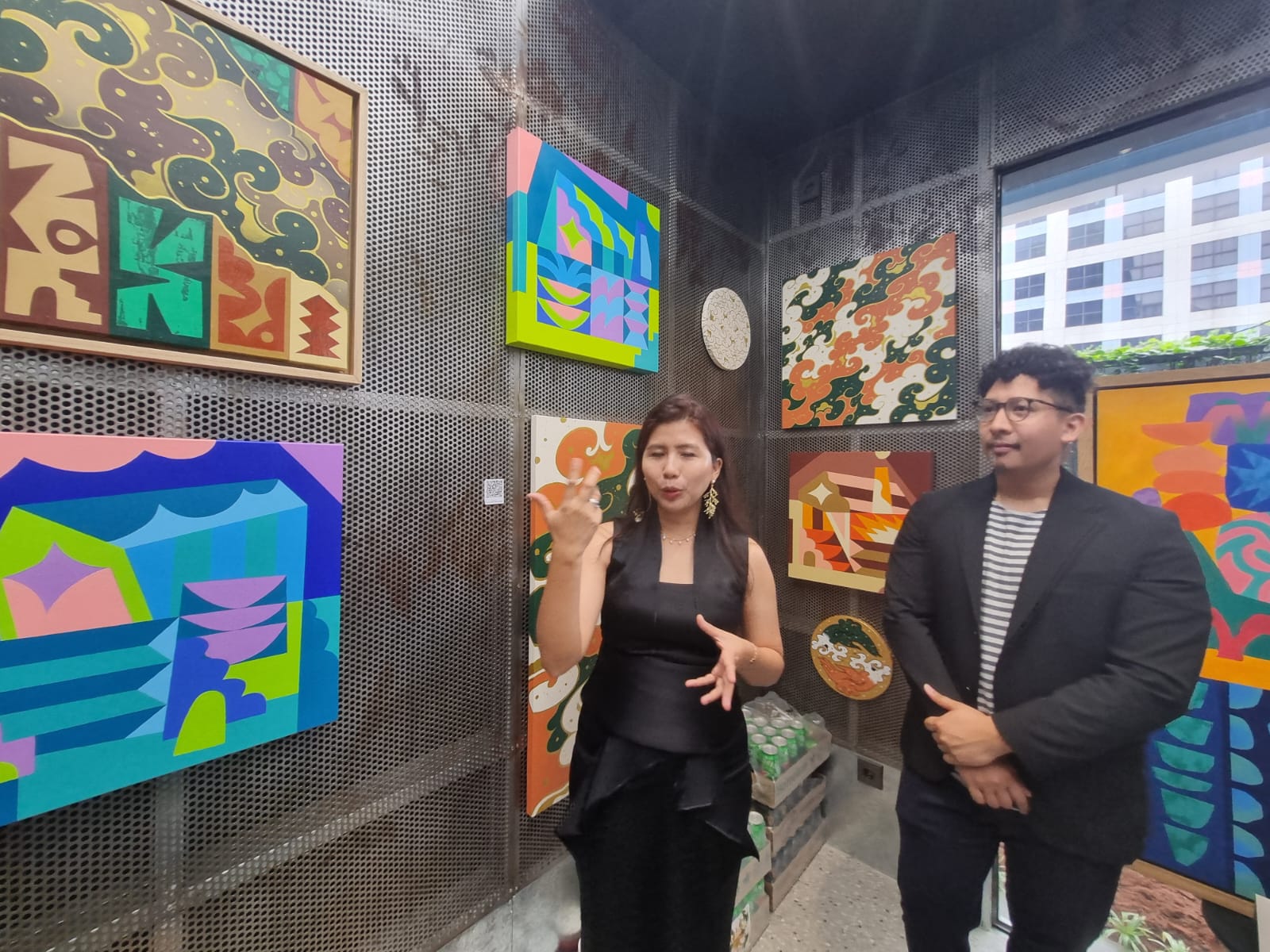 Pameran duo antara Popomangun dari Indonesia dan Low Moromi dari Jepang menghadirkan dialog visual antara dua pendekatan artistik yang unik