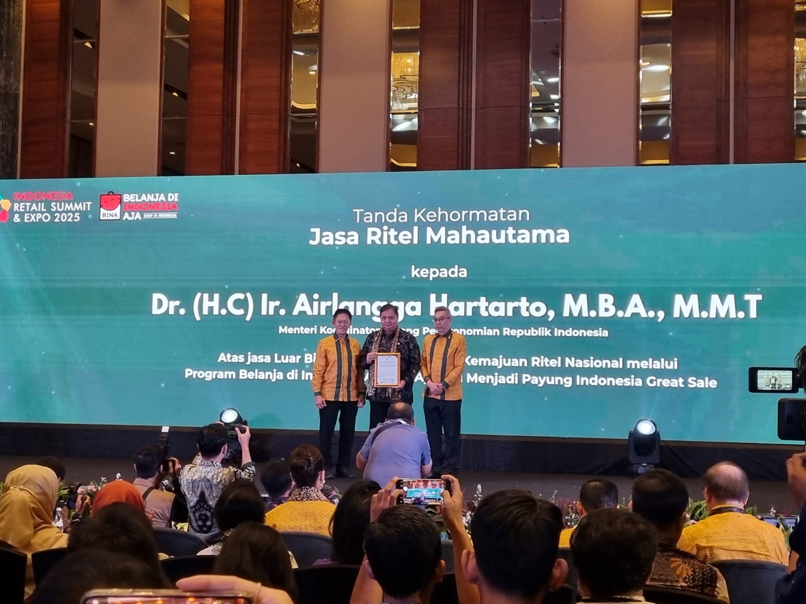 HIPPINDO menganugerahkan Tanda Kehormatan Jasa Ritel Mahautama kepada Menko Airlangga Hartarto atas dedikasi luar biasa dalam mendukung pertumbuhan ritel nasional.