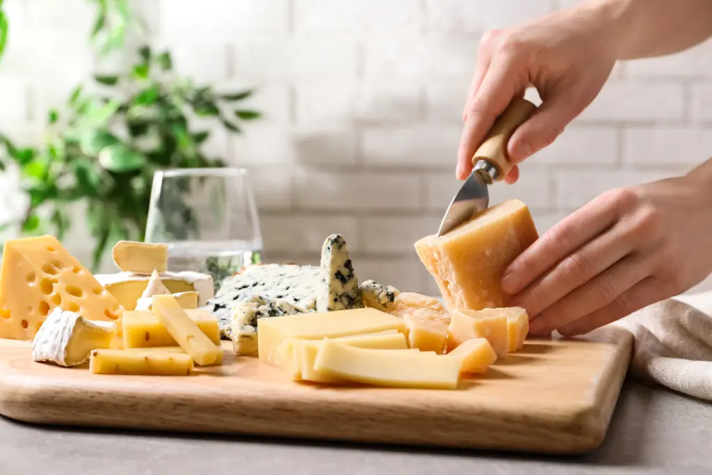 Keju siap dimakan di atas cheesboard.(cheese academy)