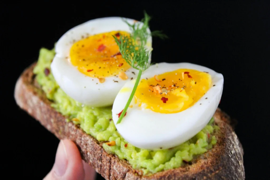 Menu sehat dengan protein tinggi, telur rebus dan alpukat.(Pexel)