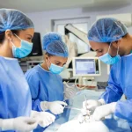 Ilustrasi dokter dan tenaga medis melakukan operasi pada pasien.(freepik)