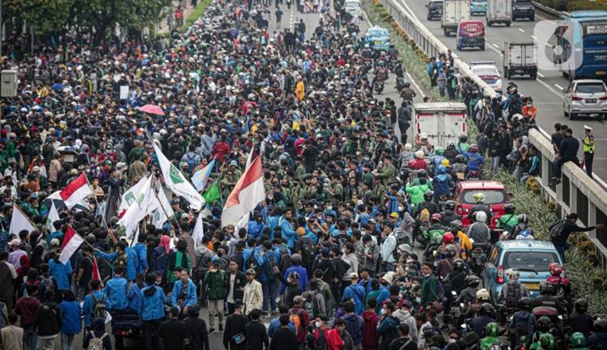 Aksi massa di depan gedung DPR/MPR, Jakarta.