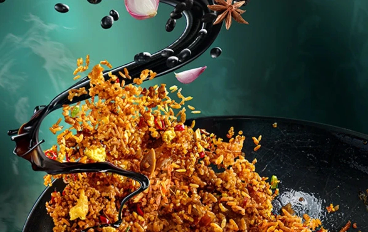 Menambahkan kecap pada nasi goreng