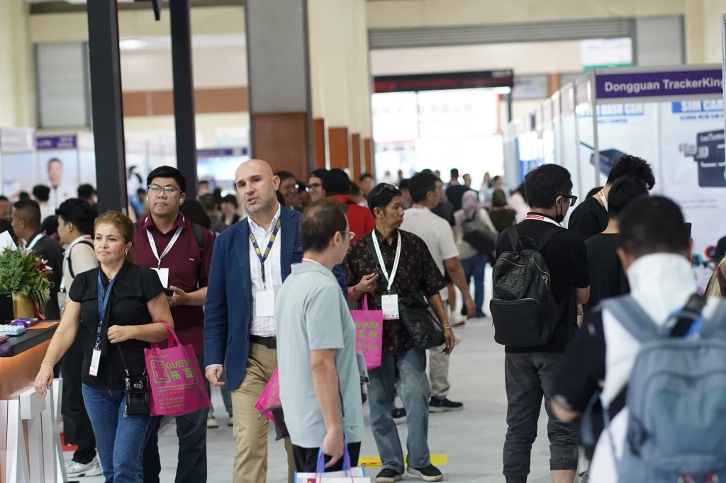 Pengunjung memadati acara Global Sources Indonesia 2025 di Jakarta