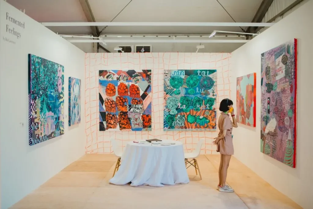 Pengunjung menikmati seni kontemporer di Jakarta Arts 2025.