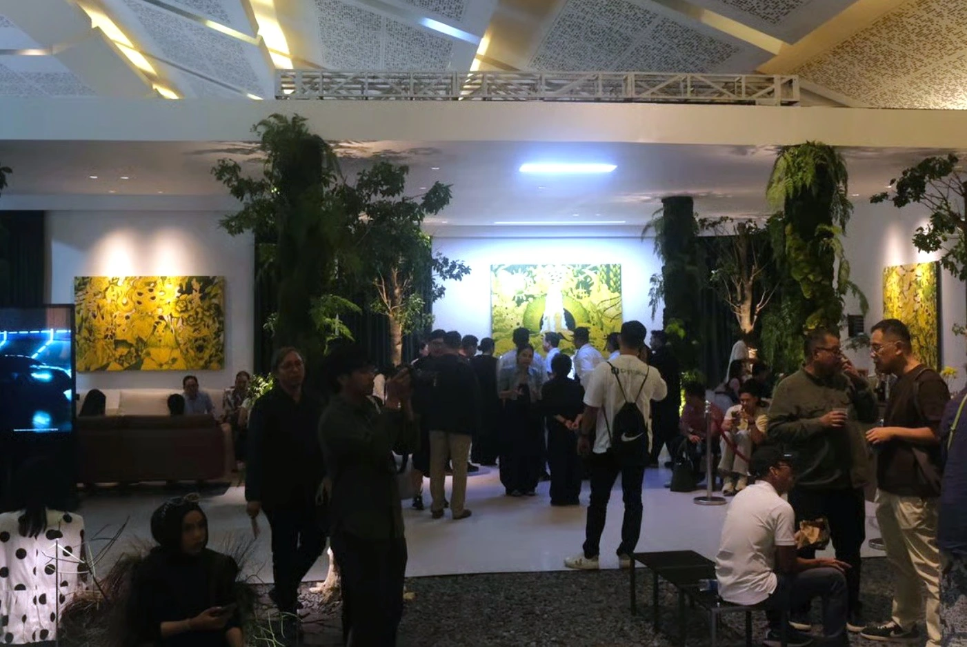 Di Art Jakarta 2025, seniman visual Atreyu Moniaga dan arsitek Marcello Decaran menghadirkan VIP Lounge by DESIGN:JAKARTA