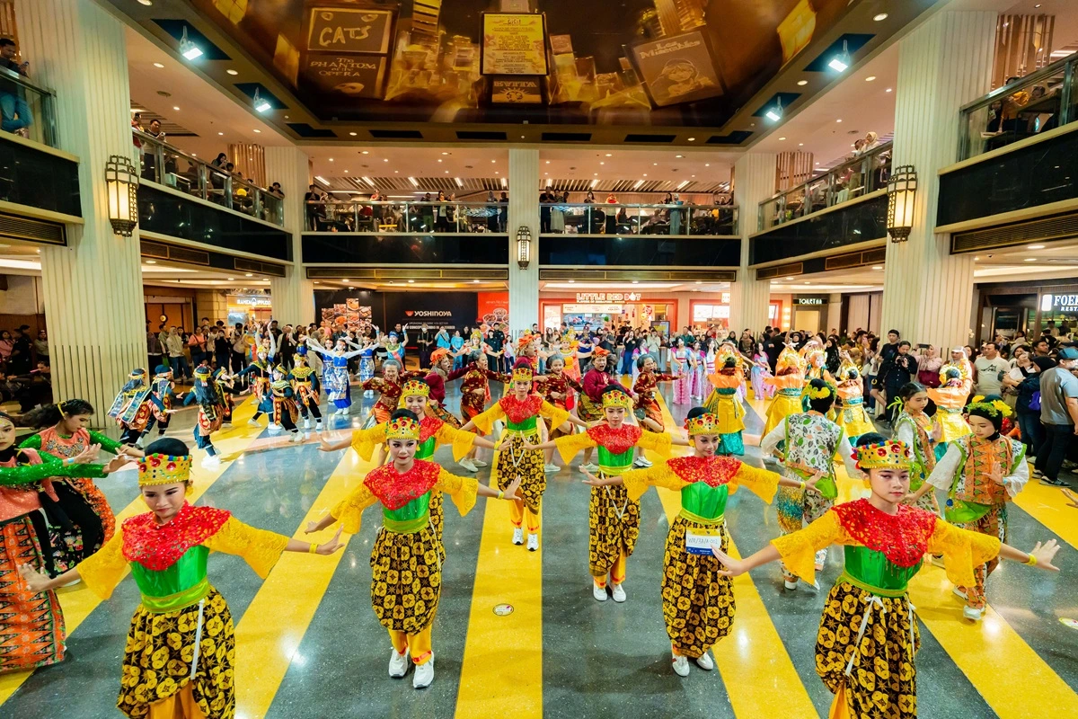 Lebih dari 8.000 peserta turut serta dalam aksi serentak #MenariDiMall yang digelar di 11 kota di seluruh Indonesia.