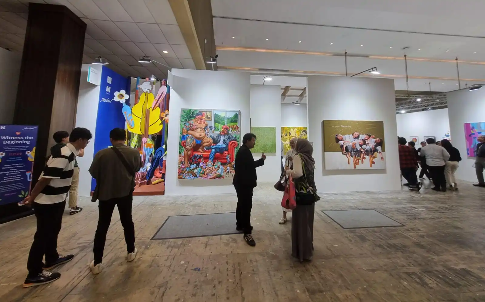 Pengunjung menikmati seni kontemporer di Jakarta Arts 2025.