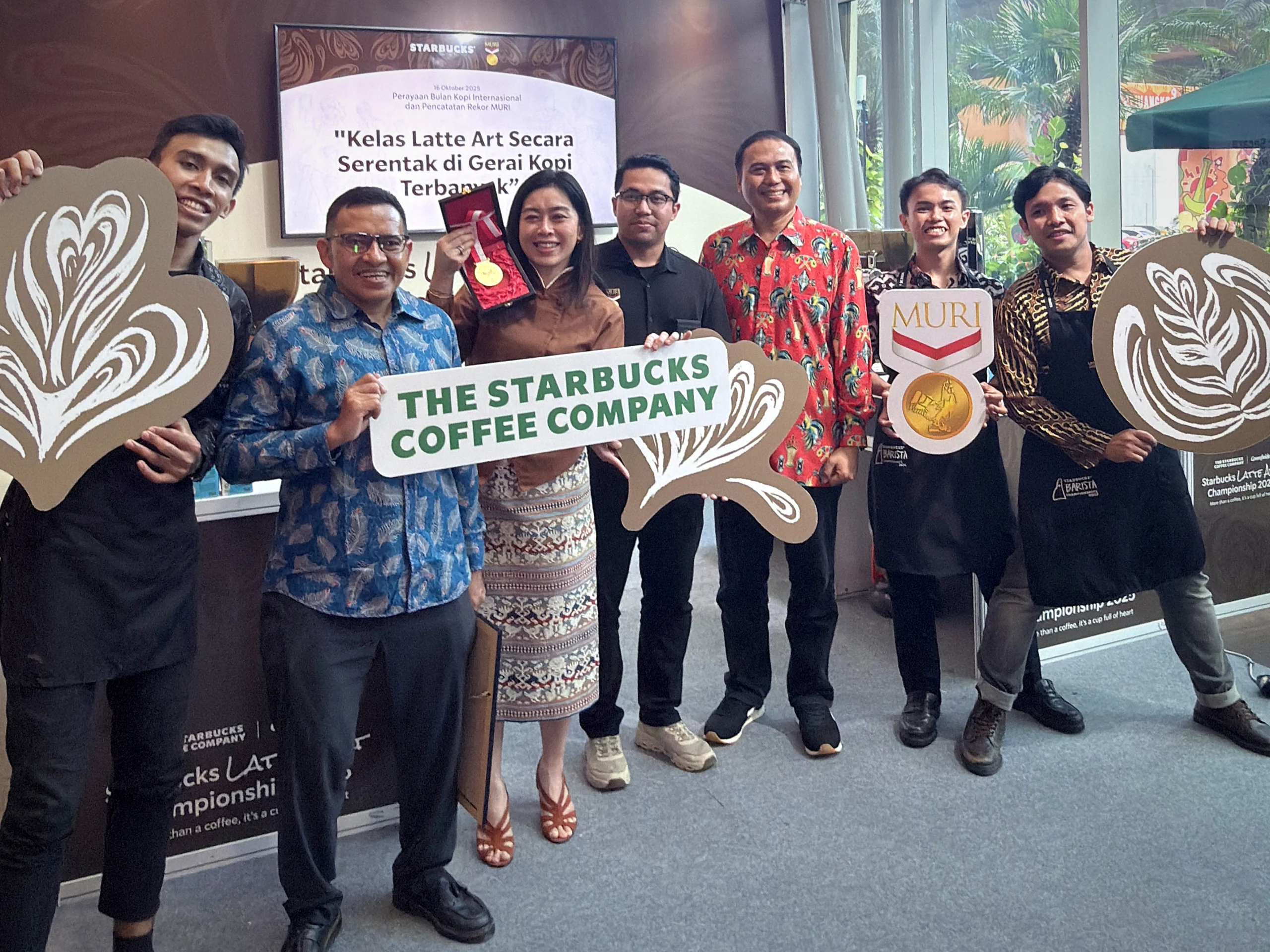 Starbucks catatkan MURI untuk Kelas Latte Art Secara Serentak di Gerai Kopi Terbanyak di Indonesia.