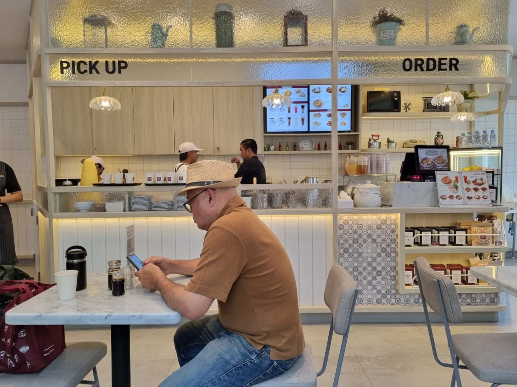 Toast Box, jaringan kopi kontemporer asal Singapura, resmi membuka gerai mandiri pertamanya di Indonesia yang berlokasi di Rest Area Km 57, Karawang, Jawa Barat