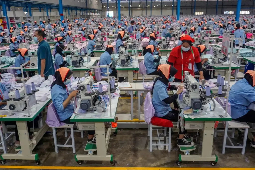 Suasana pekerja di pabrik sepatu.(GBSI)