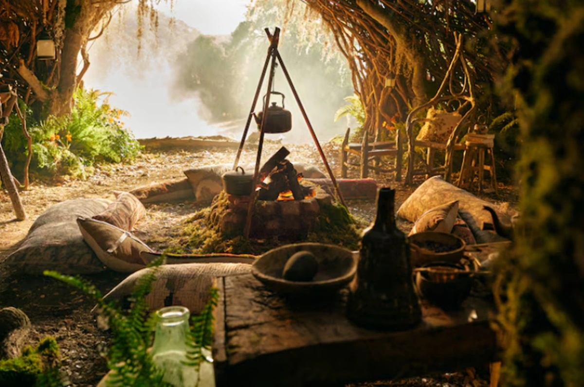 Airbnb membuka pintu Elphaba's Retreat, mengundang para penggemar masuk ke dalam tempat persembunyian di hutan yang menjadi ruang pribadi Elphaba.