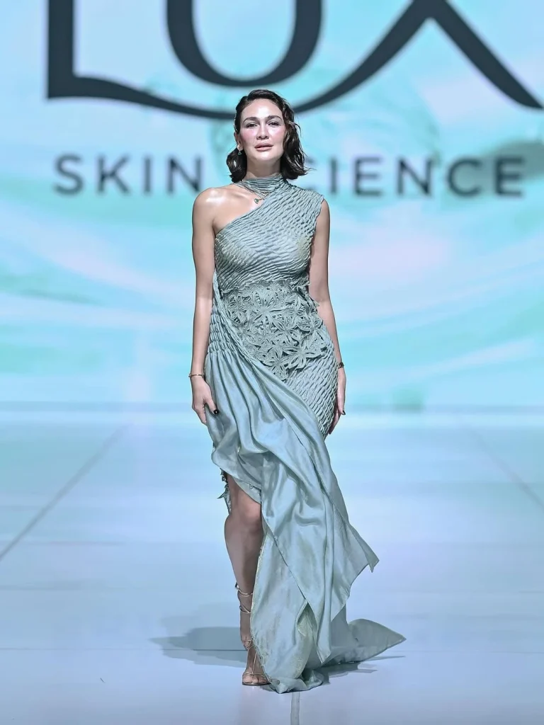 Pesona Luna Maya di catwalk LUX – “The Revelation of Glow” di JFW 2026.