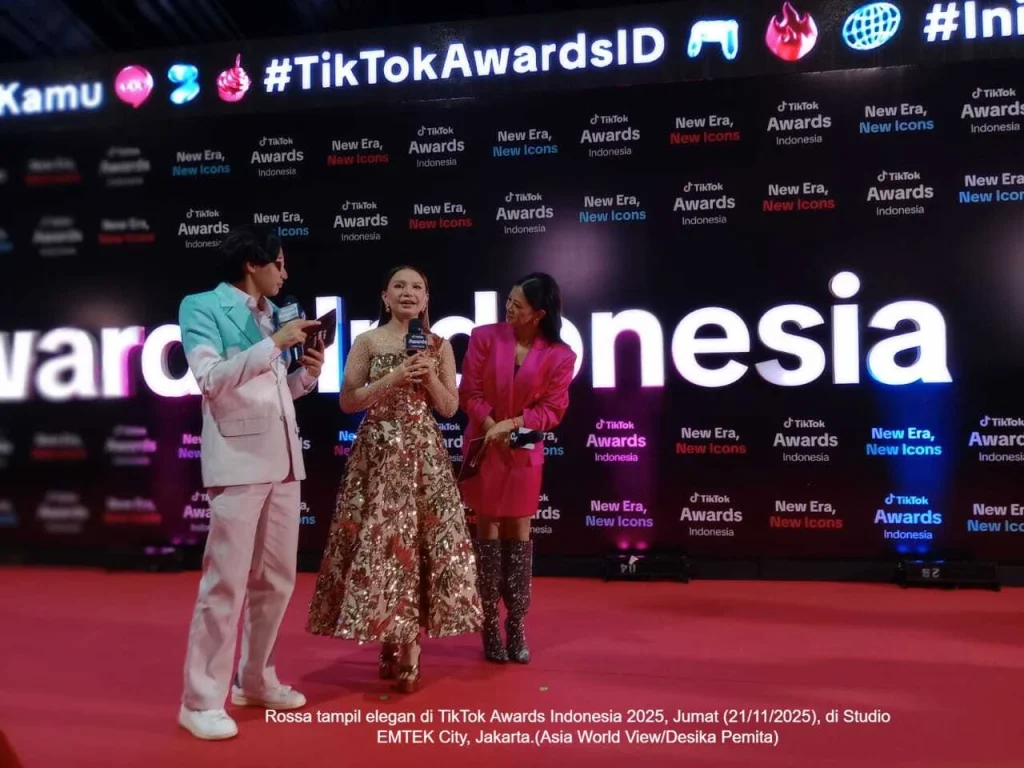 Rossa tampil elegan di TikTok Awards Indonesia 2025, Jumat (21/11/2025), di Studio EMTEK City, Jakarta.(Asia World View/Desika Pemita)