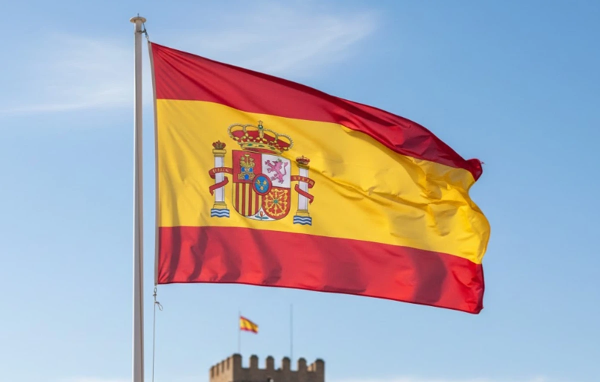 Bendera Spanyol yang berkibar di atas benteng.