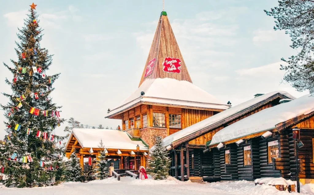 Rovaniemi dikenal sebagai kota resmi Santa Claus, sebuah destinasi di Lapland, Finlandia, yang menawarkan pengalaman Natal sepanjang tahun