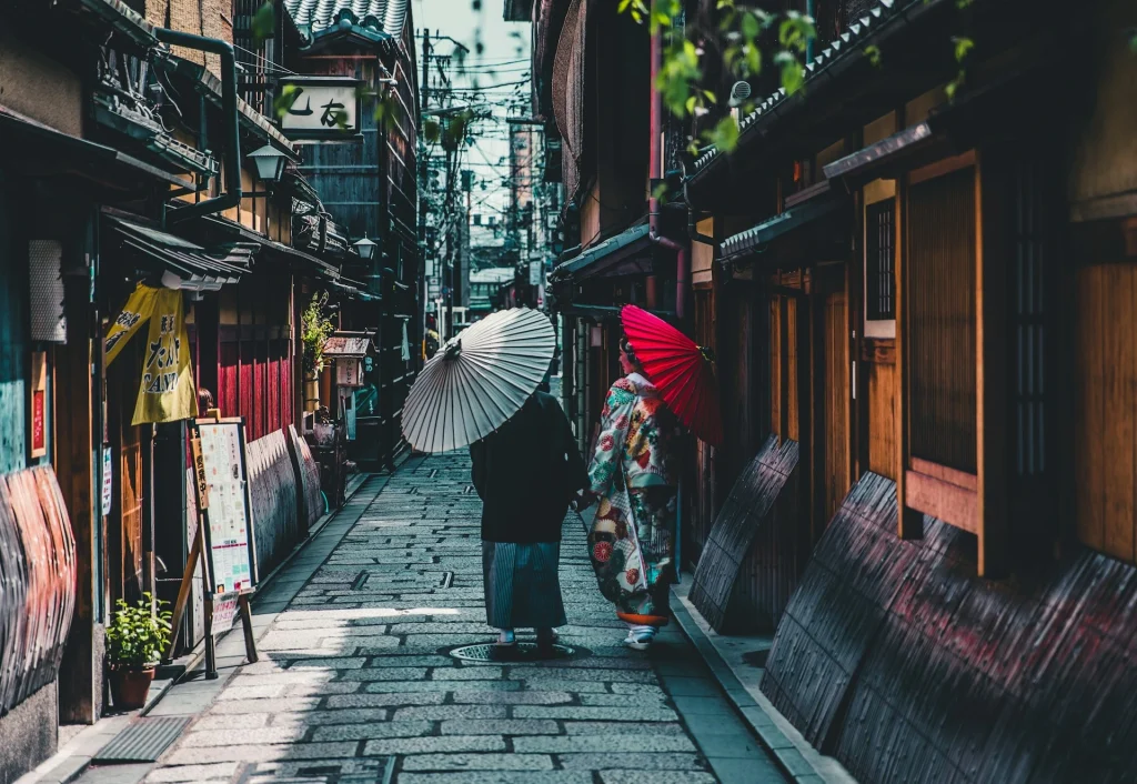 Pasangan Jepang mengenakan kimono tengah menyusuri Kyoto.(Unsplash.com)