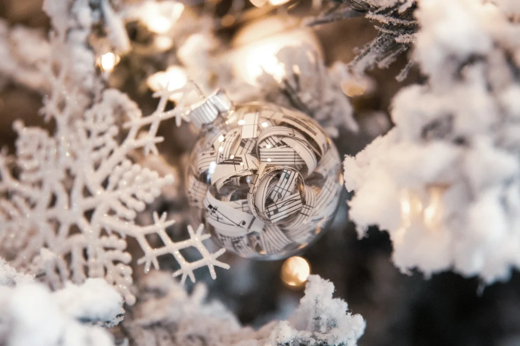 Dekorasi white Christmas.(Unsplash,com/ryan-johns)