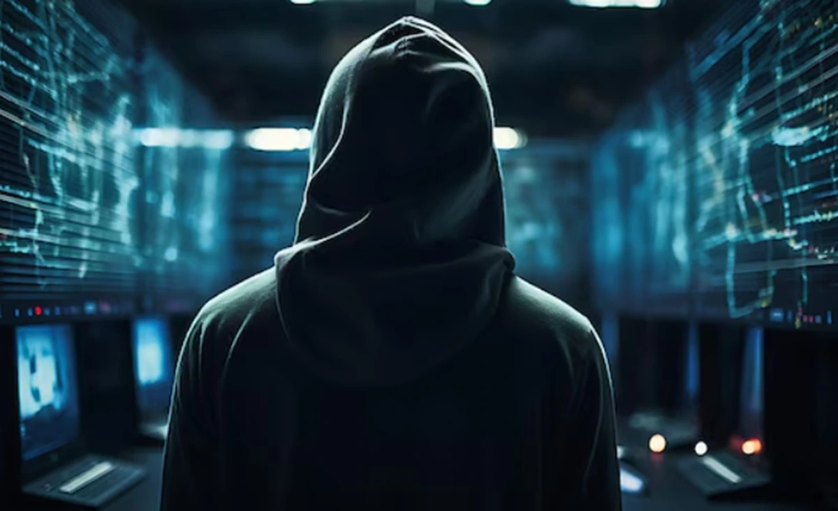 Hacker tengah memantau target atau korban.