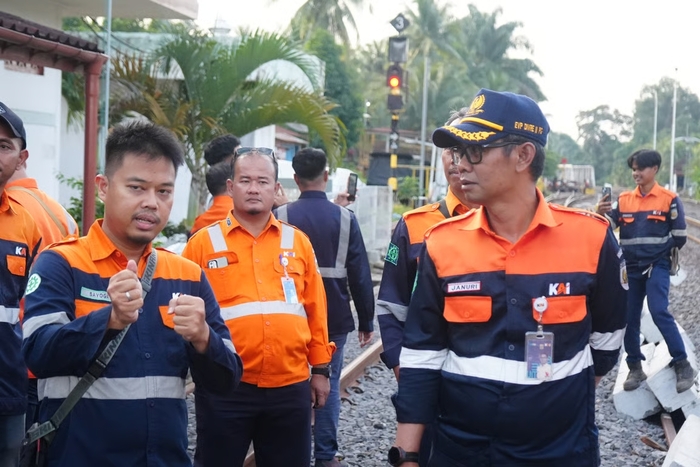 KAI Divre III Palembang Pastikan Keandalan Prasarana melalui Cek Lintas Jalan Kaki Wilayah Penimur