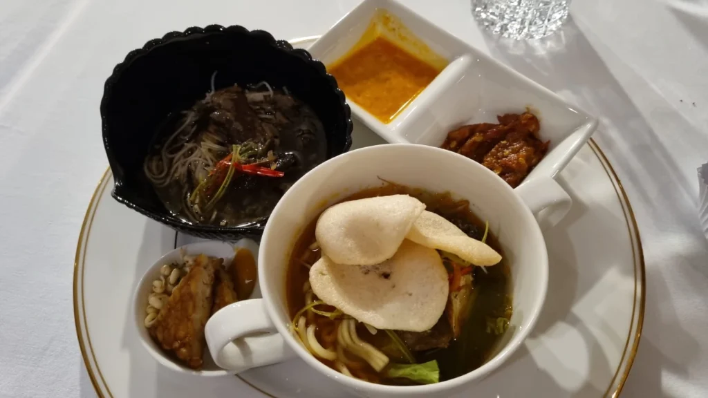  menu legendaris rawon misoa, kombinasi kuah hitam keluak dicampur dengan daging sapi empuk dan misoa lembut,