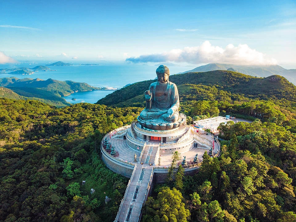 patung Buddha raksasa atau Tian Tan Buddha, ikon spiritual sekaligus daya tarik utama bagi wisatawan